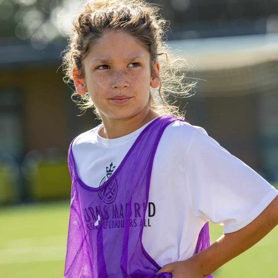Forms Madrid player in a training bib between small-sided games