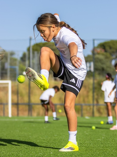 Player juggles a tennis ball with the sole of the boot